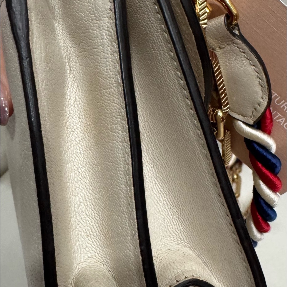 Gucci Chic Black Clutch with Gold Accents and Sleek Design - Picture 6 of 14